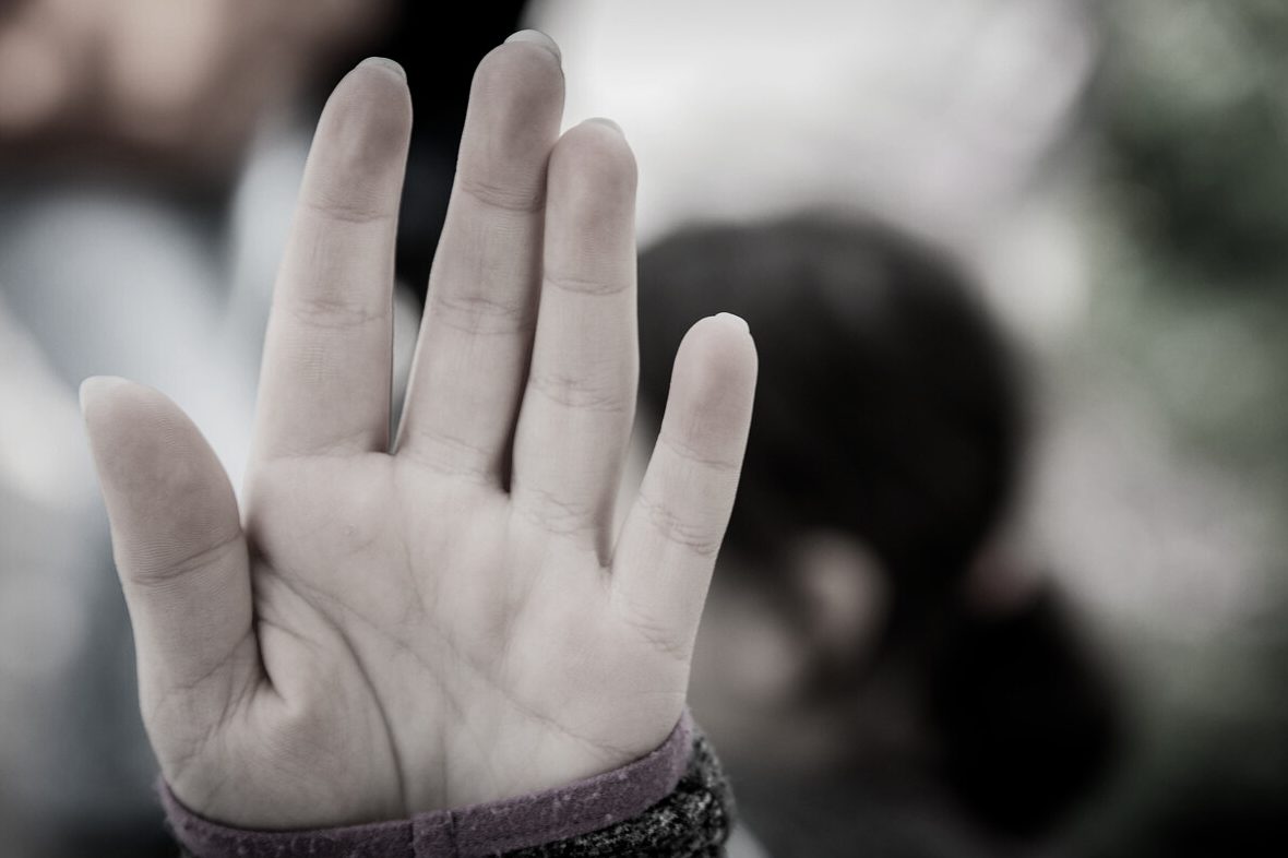 Konflikte sind Chancen Schwarz-weiße Zeichnung mit Worten zum Thema Konflikt, darunter Stress und Sicherheit.